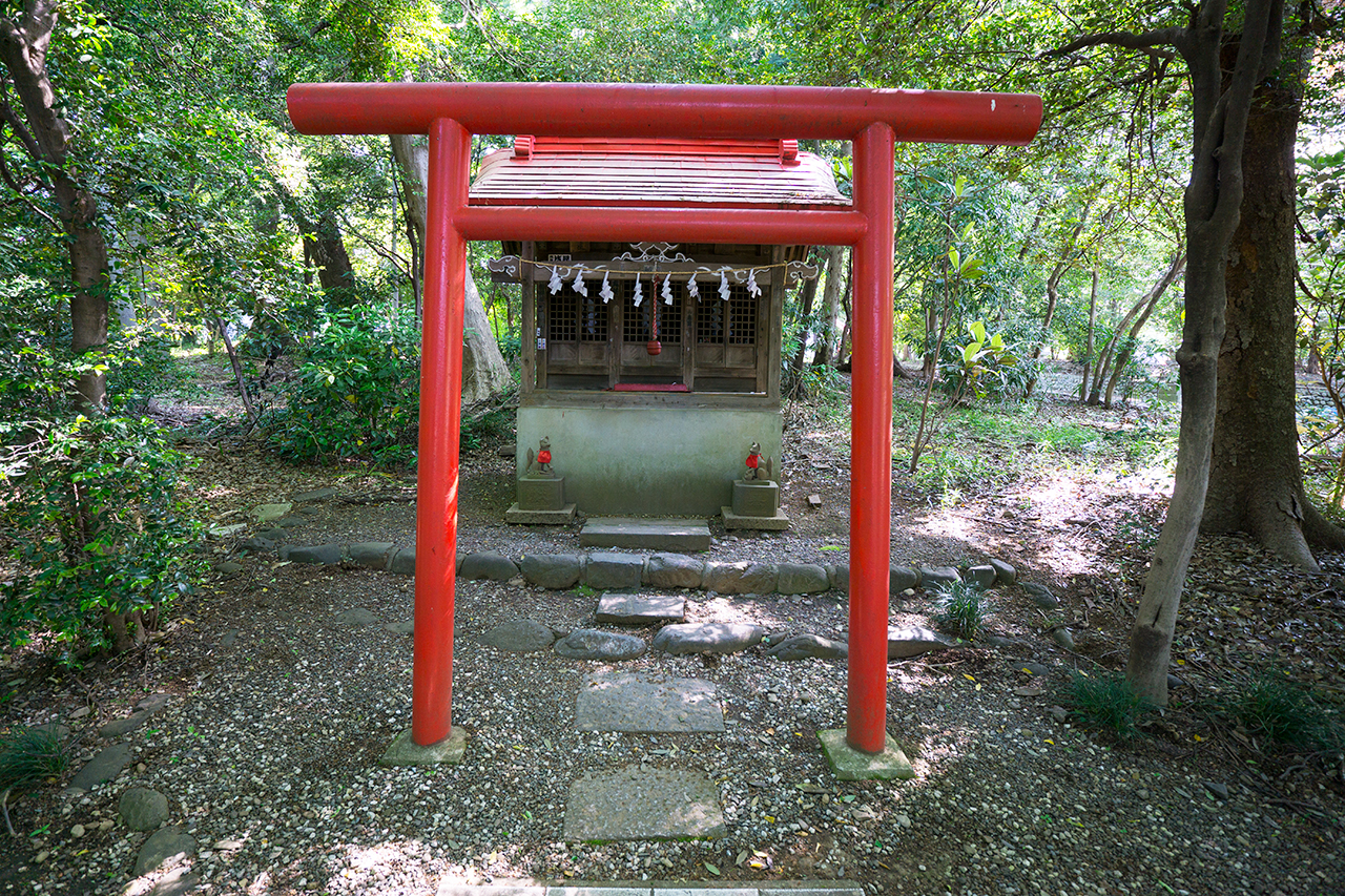 三社合殿 鳥居と社殿
