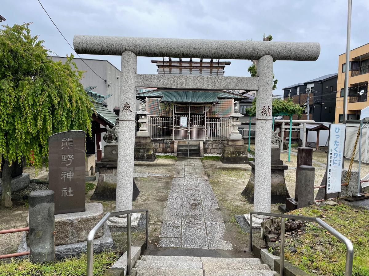 鳥居と拝殿