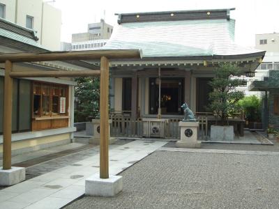 宮益御嶽神社 鳥居と拝殿