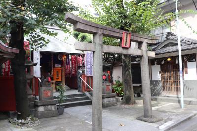 千代田稲荷神社 鳥居と拝殿