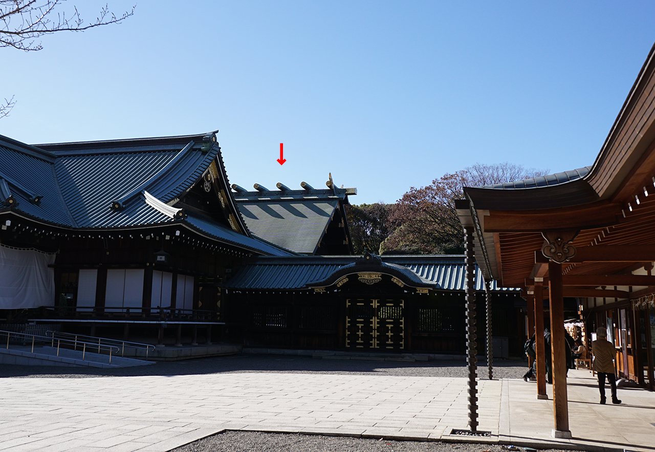 拝殿の奥の本殿