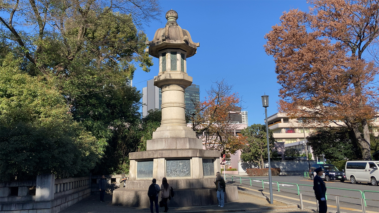 花崗岩大灯籠 右側