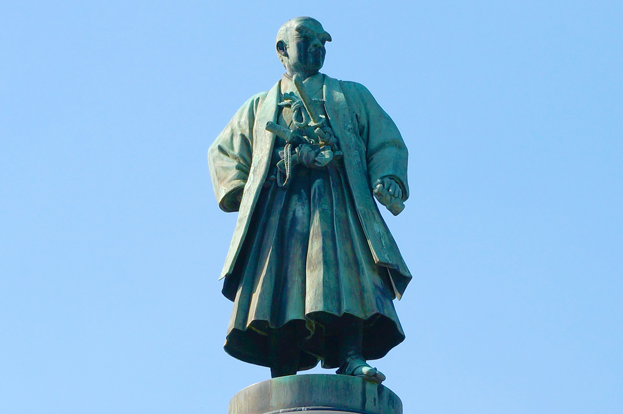 大村益次郎銅像アップ