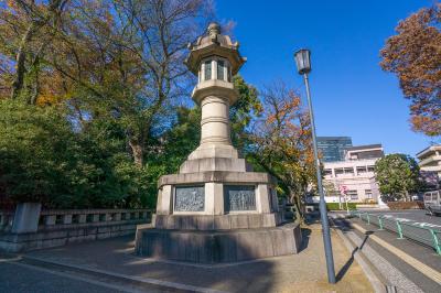 靖国神社 花崗岩大灯籠 右側
