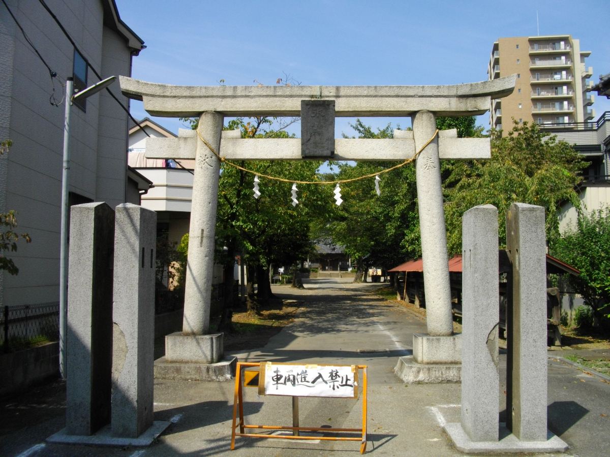 鳥居と拝殿