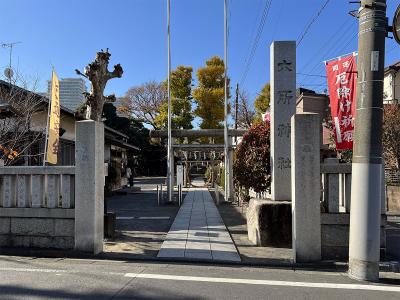 六所神社 社号標と鳥居