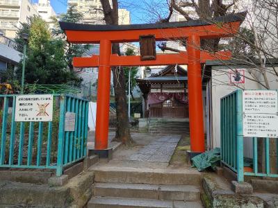 出世稲荷神社 鳥居と拝殿