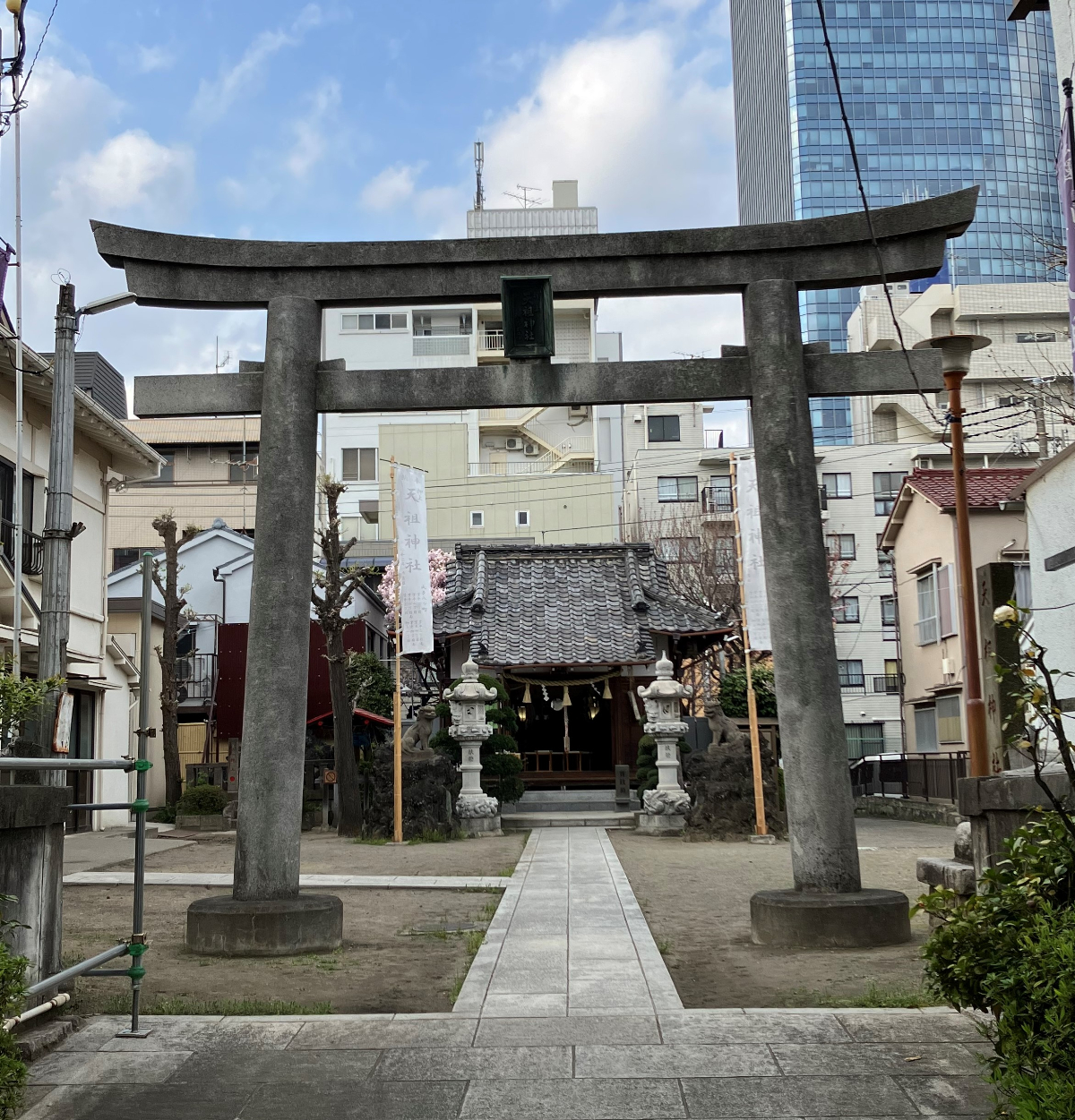 鳥居と拝殿