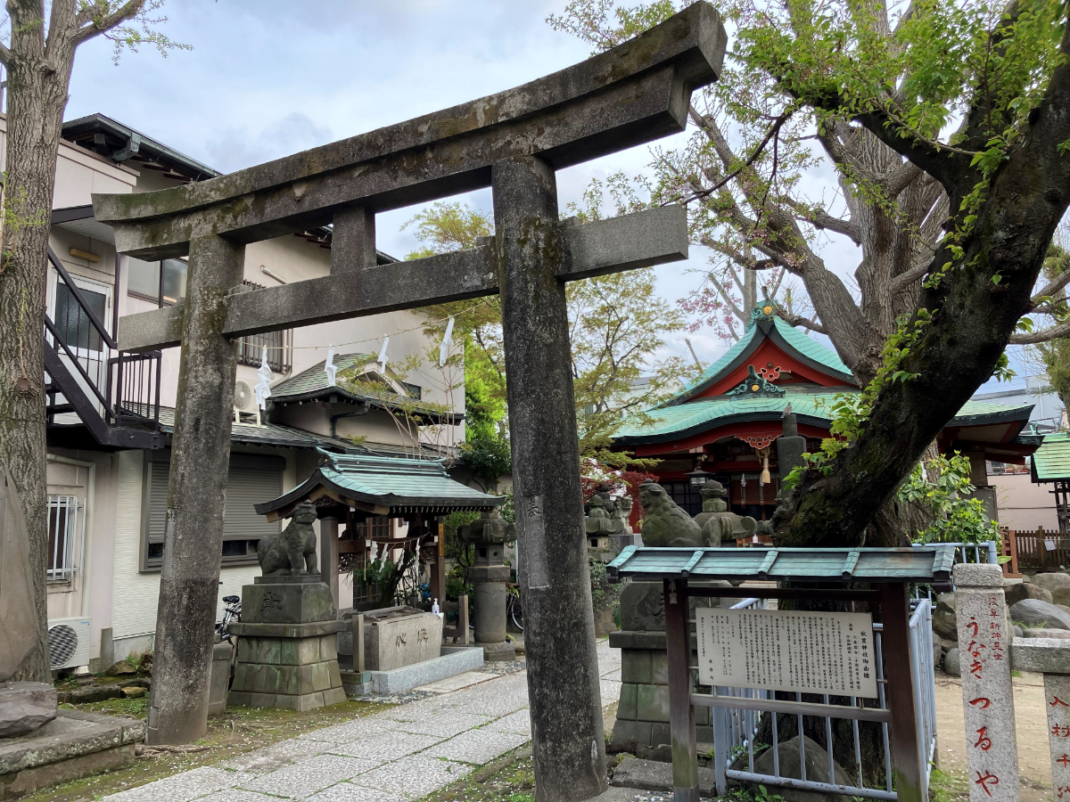 鳥居と拝殿