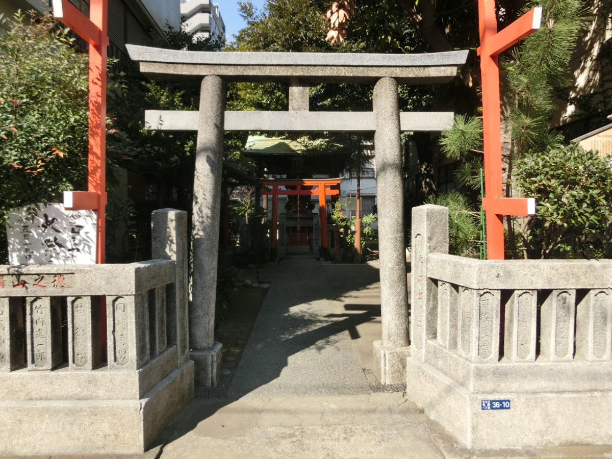 鳥居と拝殿