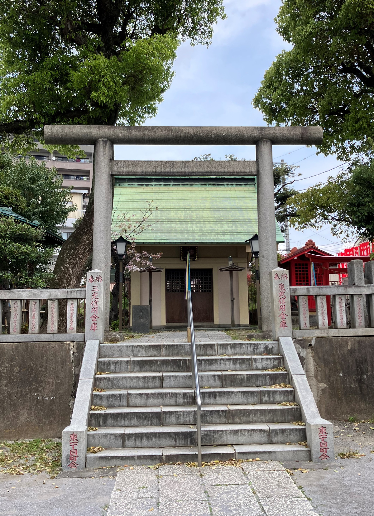 鳥居と拝殿