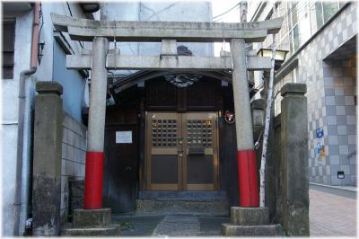 茶の木稲荷 鳥居と拝殿