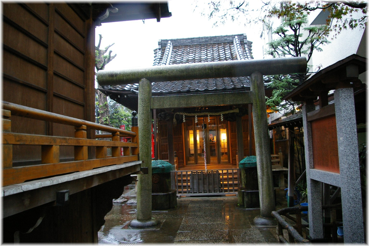 鳥居と拝殿