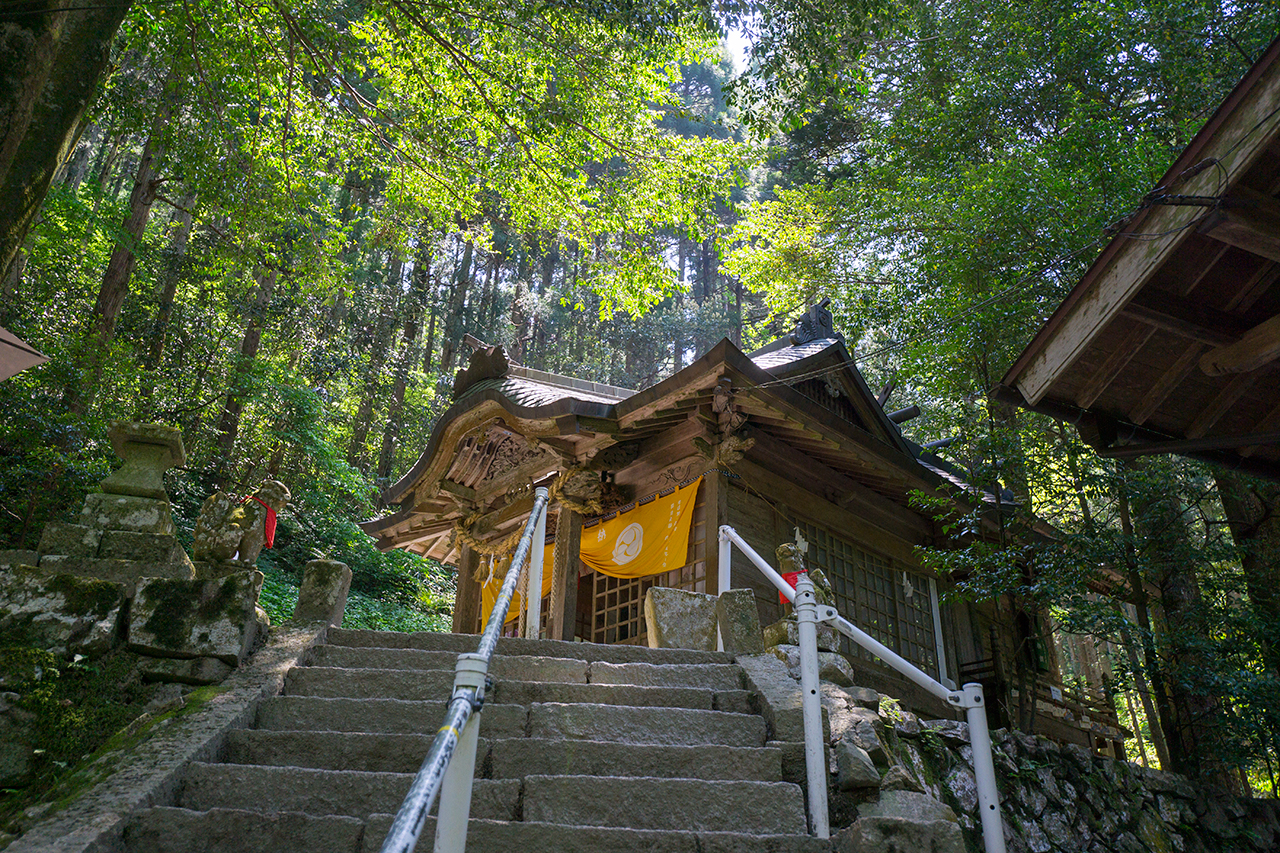 石段の上の金持神社社殿