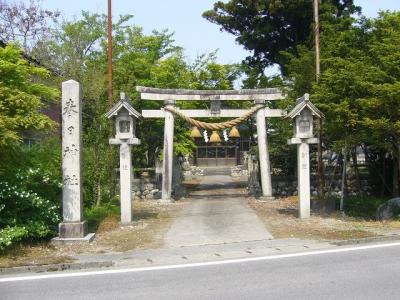 春日神社 鳥居と拝殿
