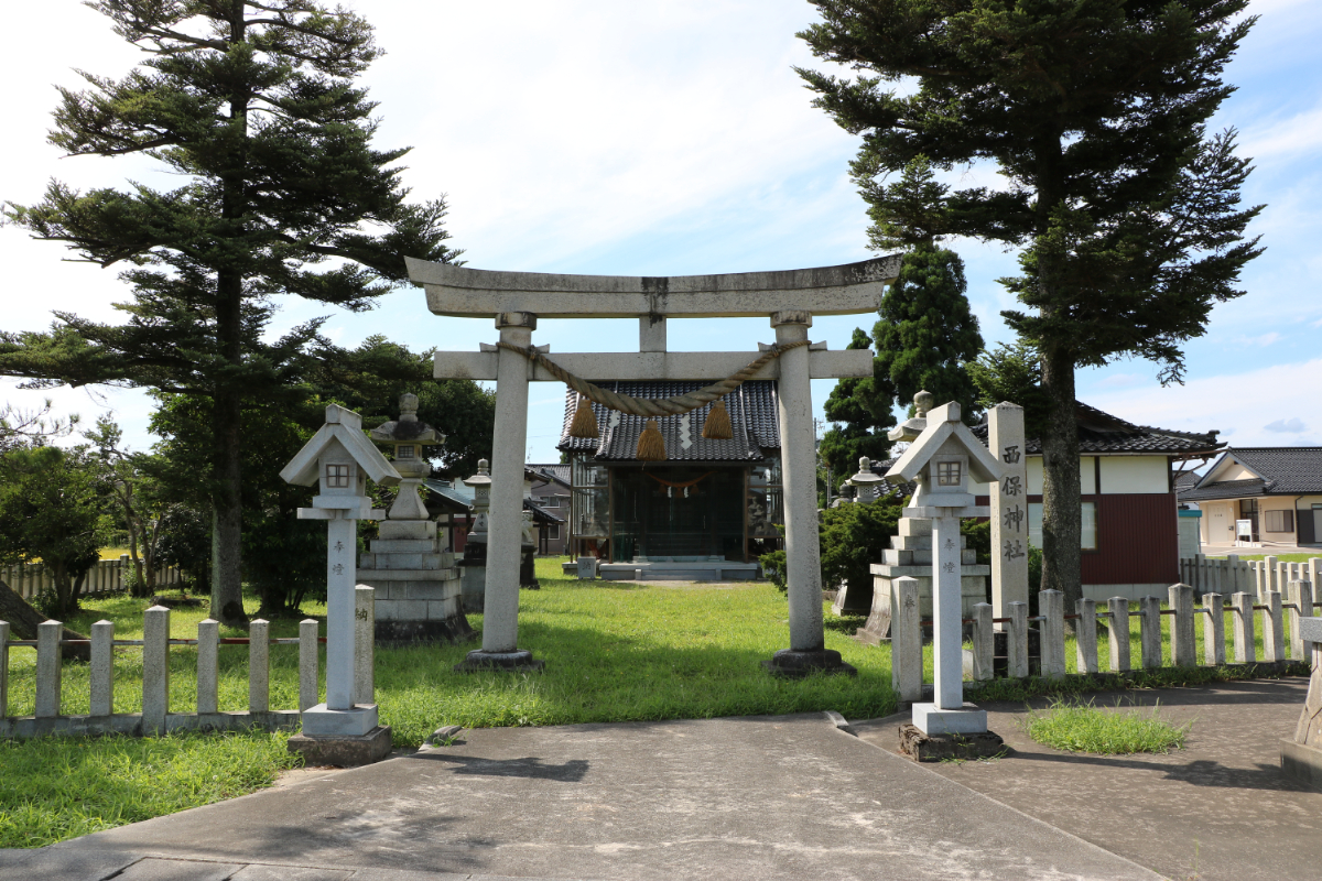 鳥居と拝殿