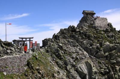 雄山神社 峰本社 鳥居と社殿