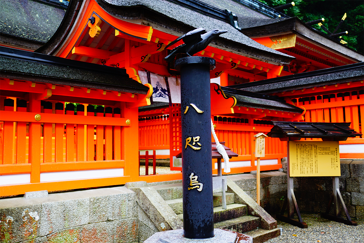 御縣彦社前の八咫烏像