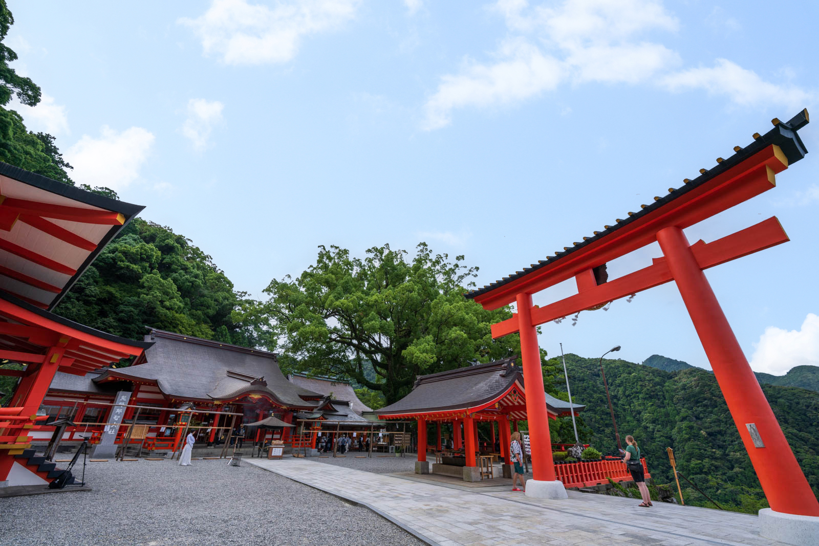 高台にある社殿