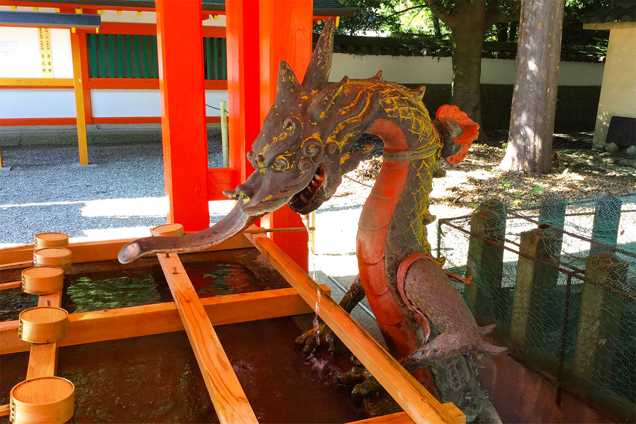 手水舎の水龍