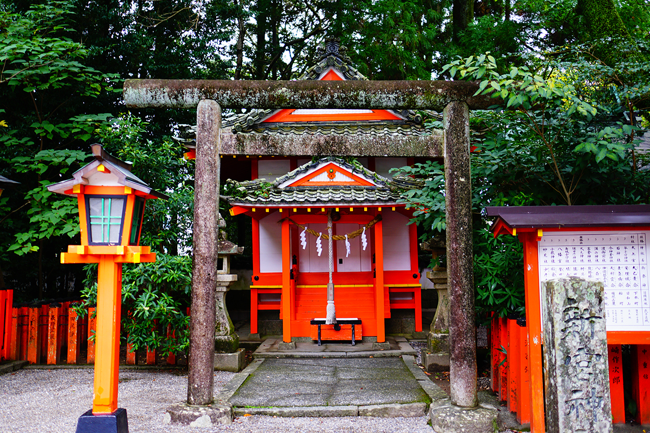 新宮神社 鳥居と社殿