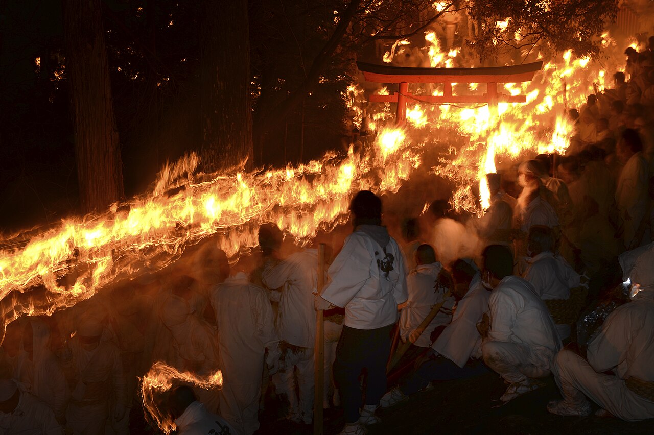御燈祭 炎が麓まで連なる