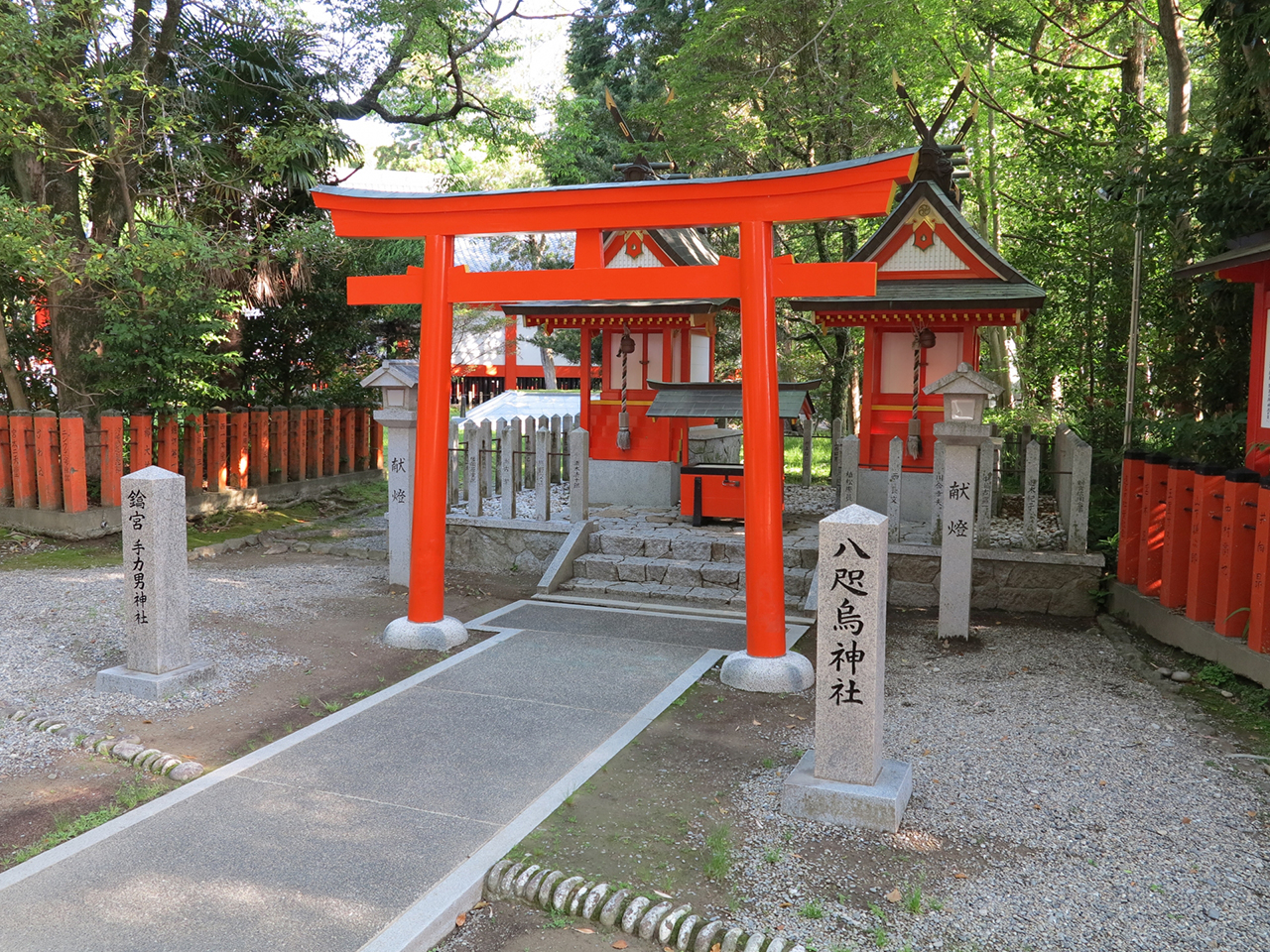 八咫烏神社と手力男神社 社殿斜め