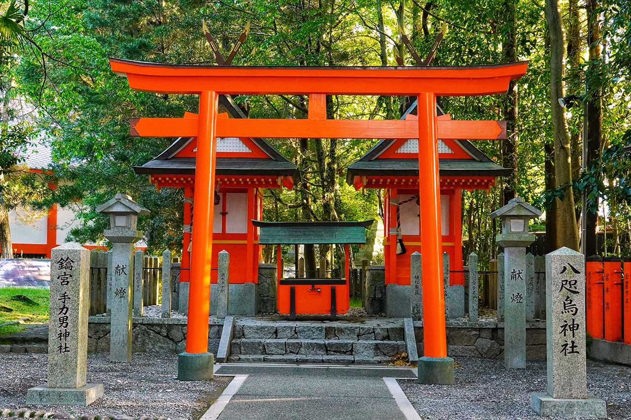 八咫烏神社と手力男神社 社殿正面