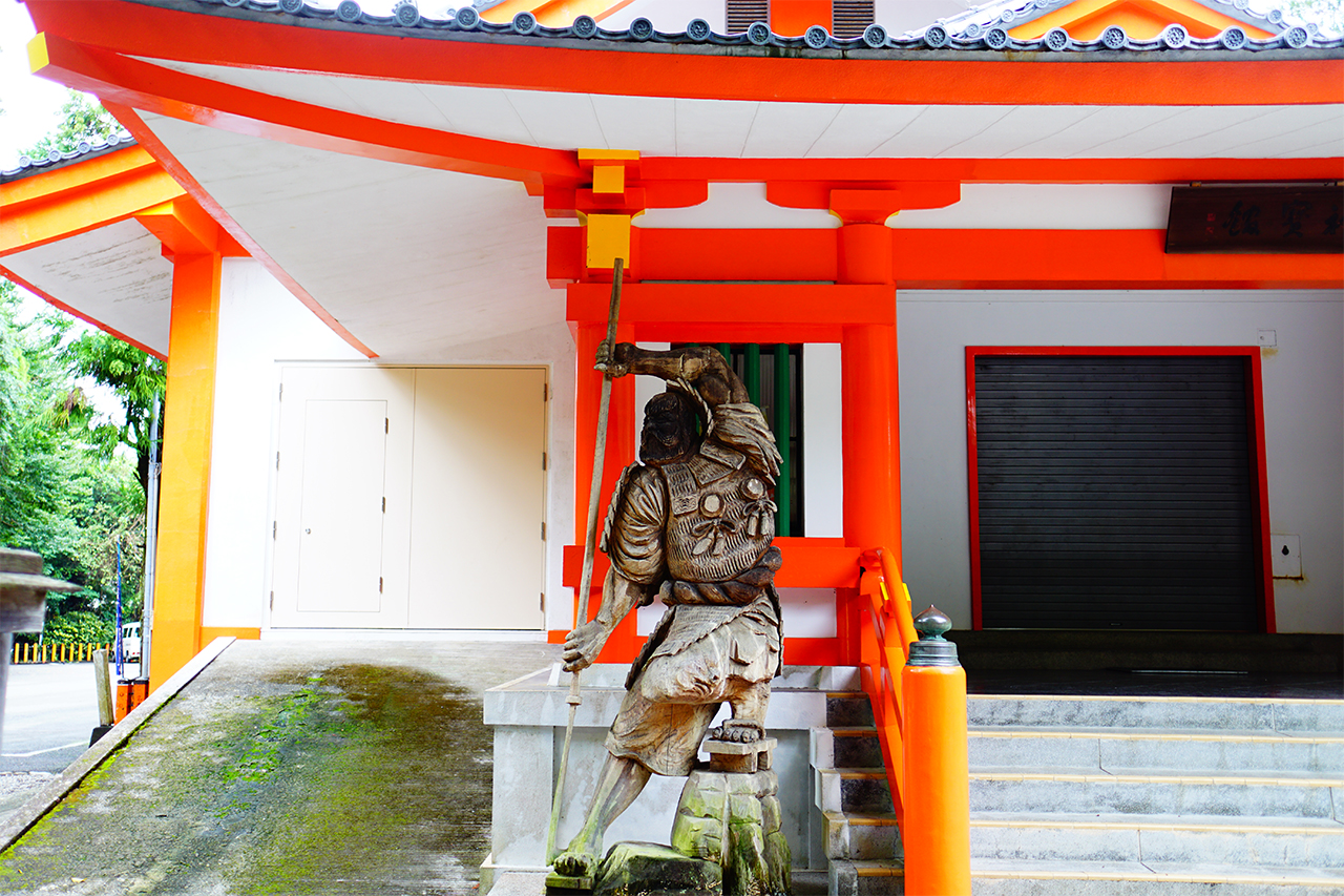 熊野神宝館前の銅像