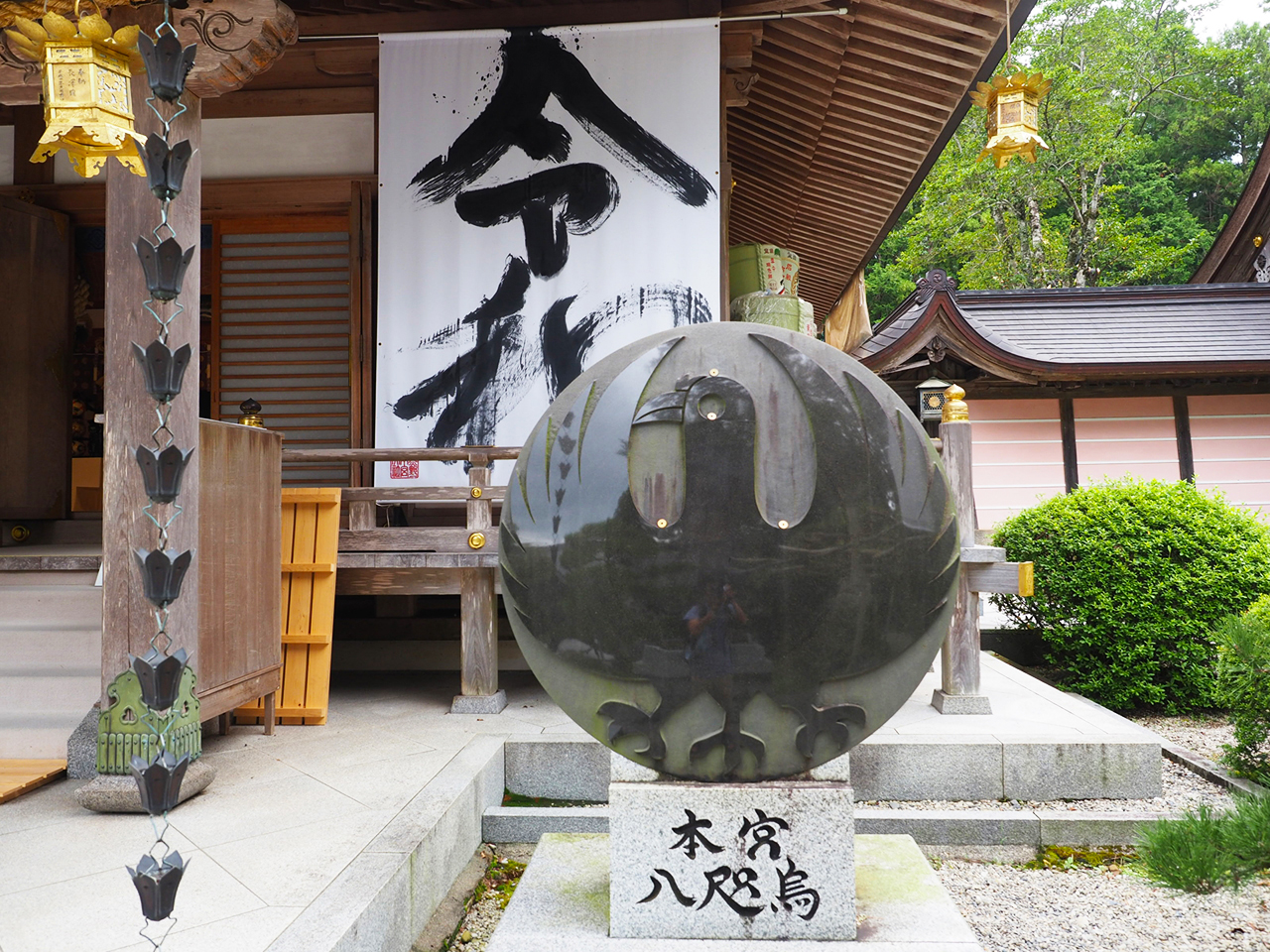 八咫烏のレリーフ