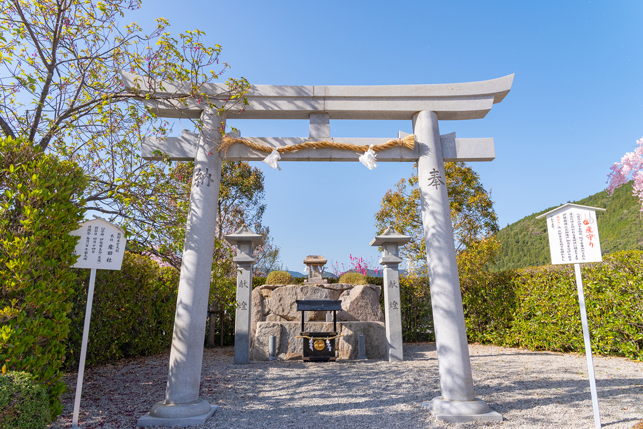産田社 鳥居と社殿