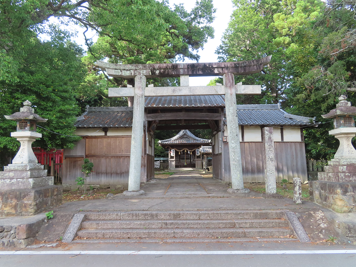 鳥居と拝殿