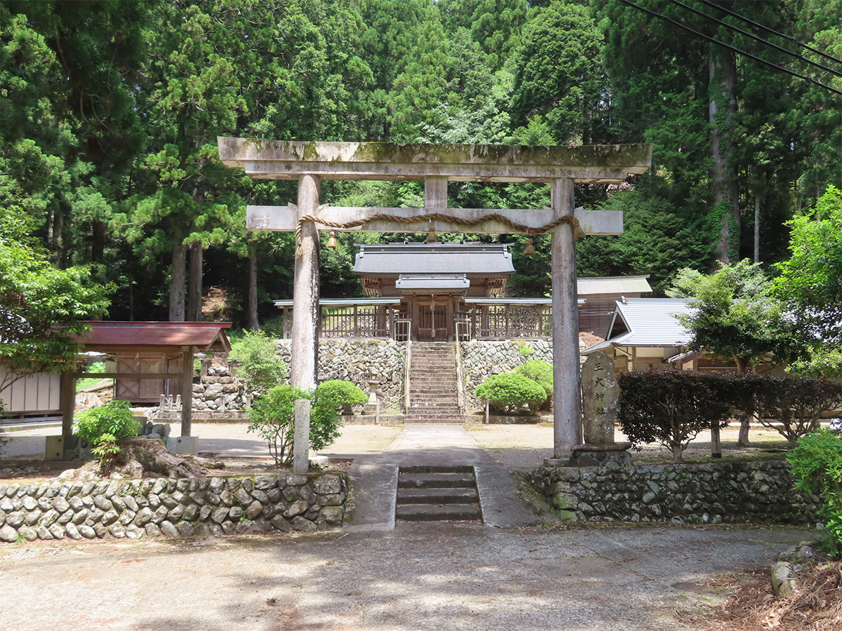 鳥居と拝殿
