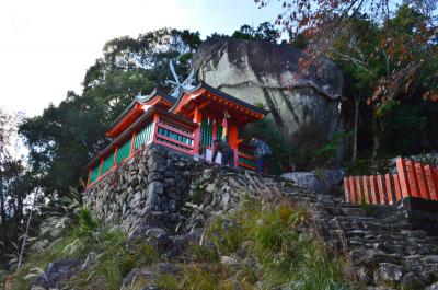神倉神社 ゴトビキ岩と拝殿