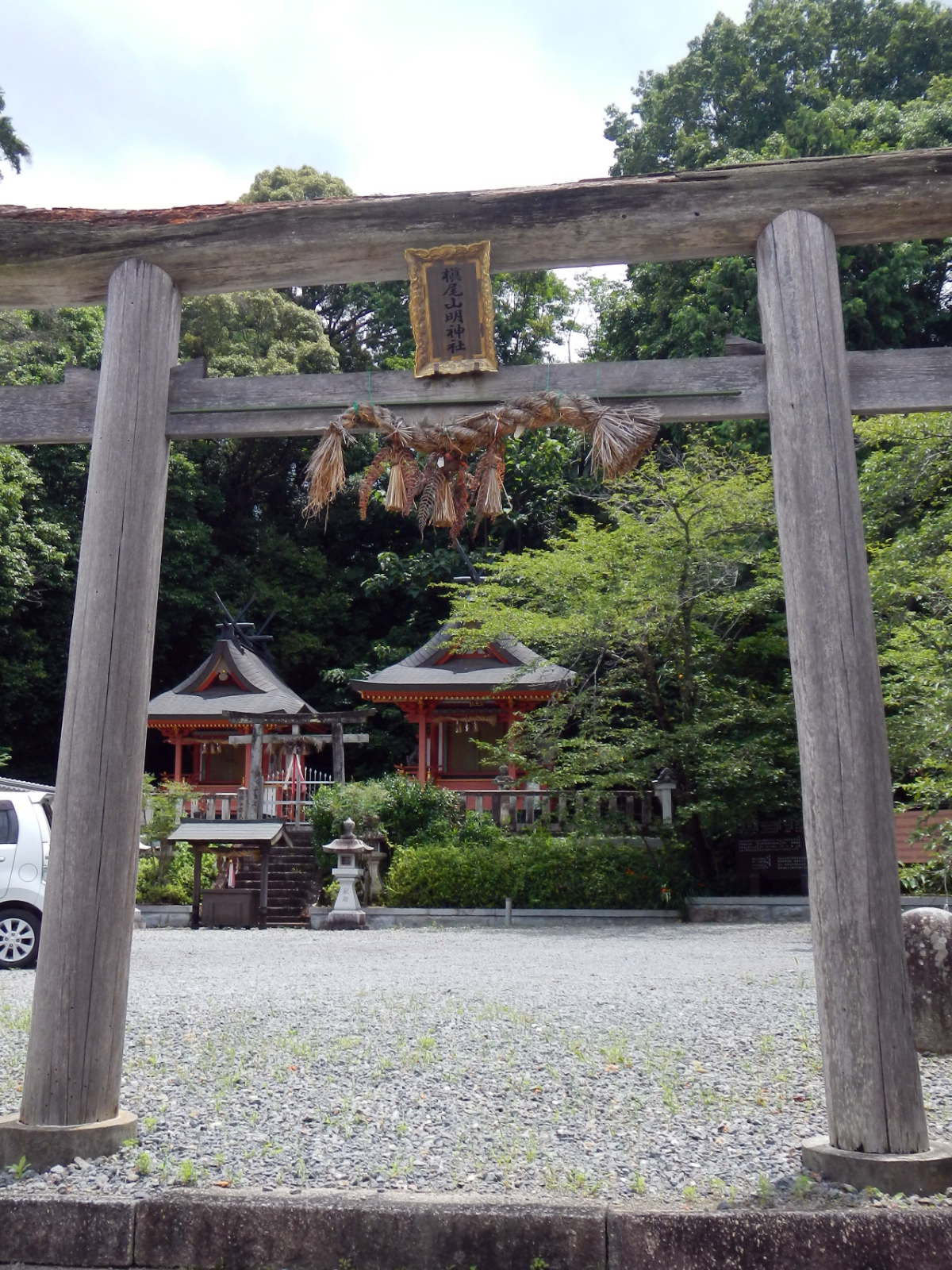 鳥居と社殿