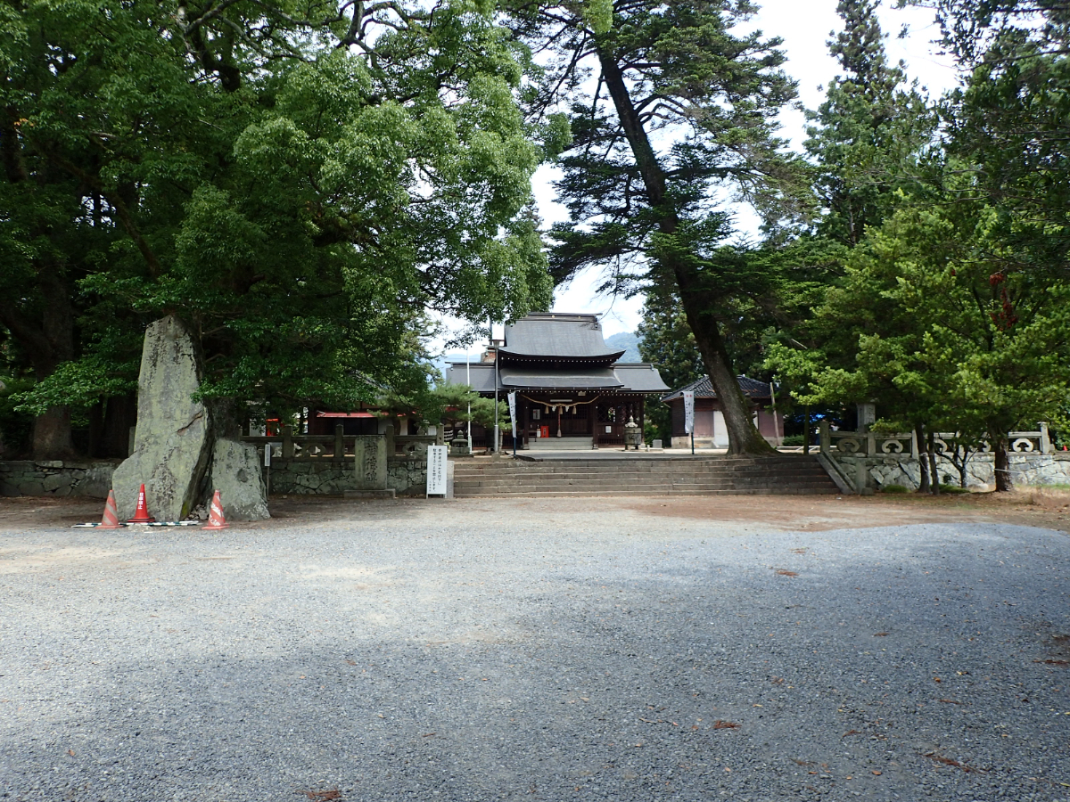 境内と拝殿