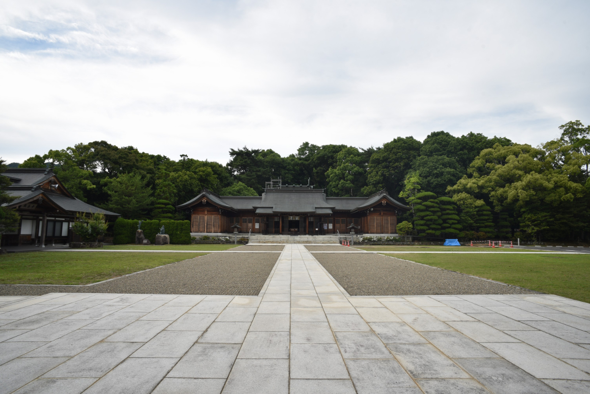 境内と拝殿