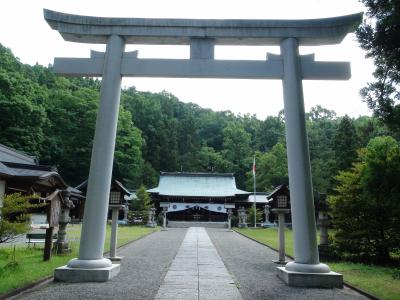 山梨縣護國神社 鳥居と拝殿