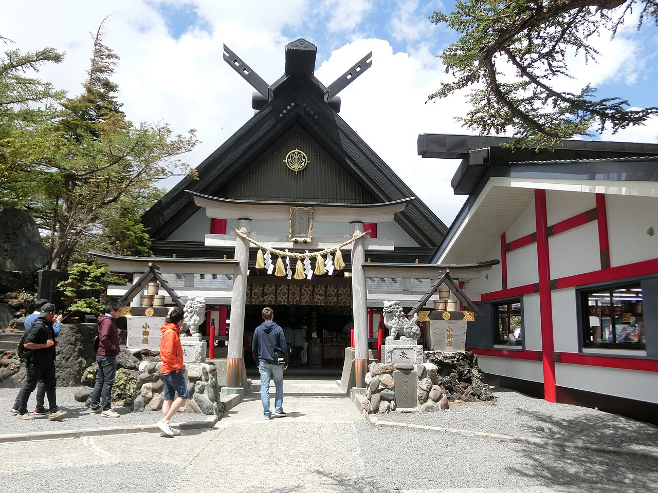 鳥居と社殿