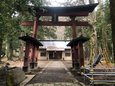 生出神社 鳥居と拝殿