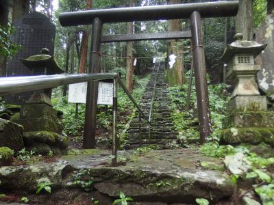 軍刀利神社 鳥居と参道階段